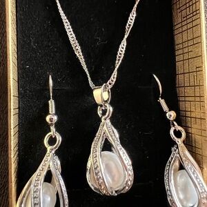 Elegant Silver and Pearl Jewelry Set